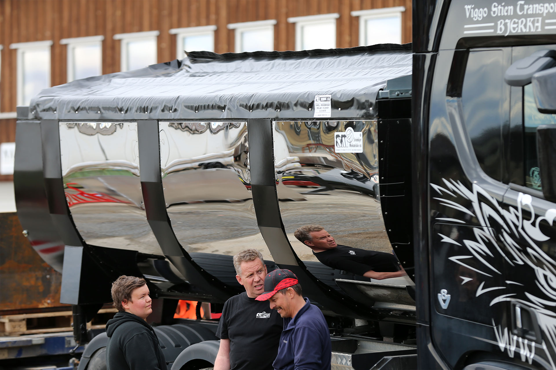 En smilende eier av VIGGO STIEN TRANSPORT AS, fra Bjerka, hentet sin nye svart-speilblanke Asfaltbalje i Hardox 450 Stål med sin nye Scania