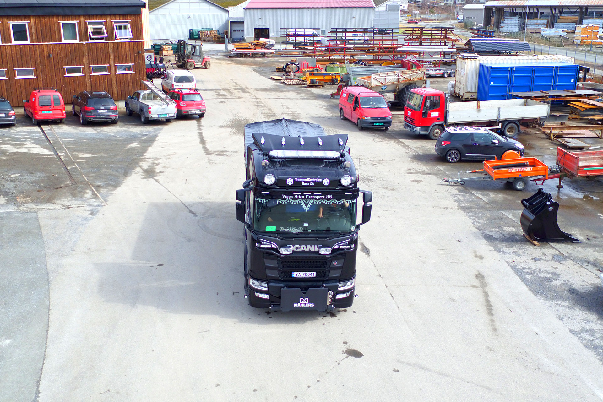 En smilende eier av VIGGO STIEN TRANSPORT AS, fra Bjerka, hentet sin nye svart-speilblanke Asfaltbalje i Hardox 450 Stål med sin nye Scania