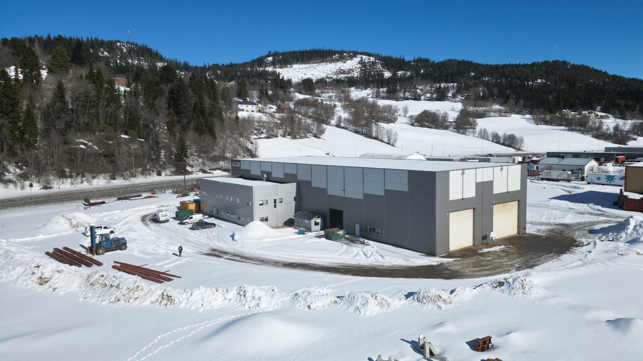 Steinkjer Mekaniske AS har kjøpt seg inn i selskapet som eier industribygget på Sjøvegen 21 på Tjuin.