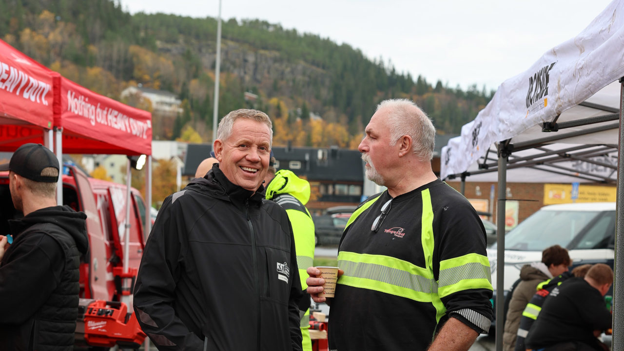 Bilder fra vintermesse i Namsos, som ble arrangert i dag 23. oktober av Svevia, med underleverandører som utstillere. Topp opplegg med mye flott utstyr (litt tom lombok etter å ha besøkt den fabelaktige utstillingen og butikken til Milwaukee, men men...). Takk til Tangstad Transport for lånet av semihenger! Flott dag